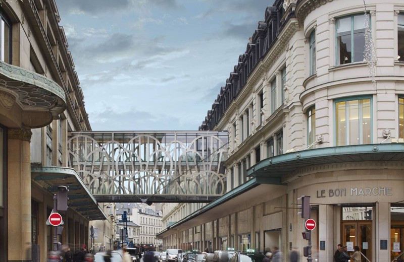 Bâtiments reliés par une passerelle